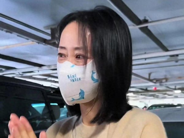 配资乐 奔赴朱媛媛告别仪式，刘敏涛哭成泪人，93表演班集体追忆老同学